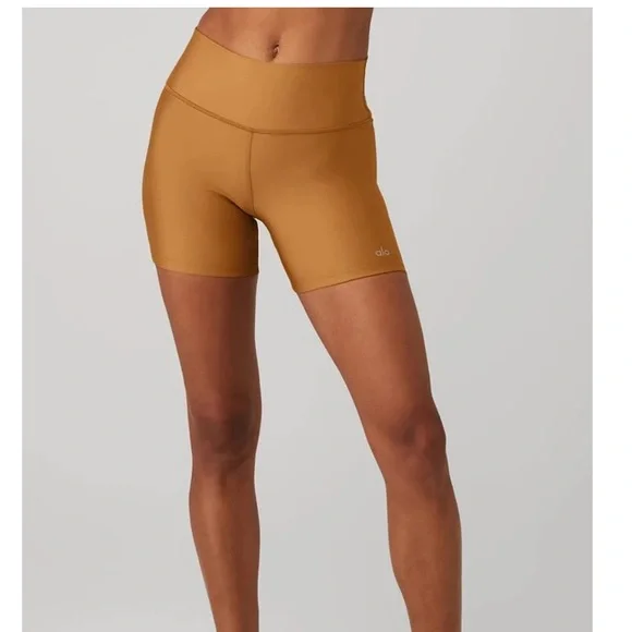 Alo Women's 5" Airlift Energy Short - Toffee - Picture 2 of 9